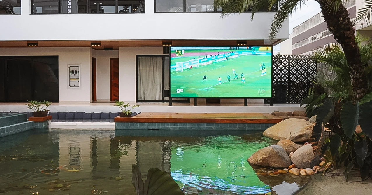 Projeto da Visão Home Cinema em área de lazer com piscina