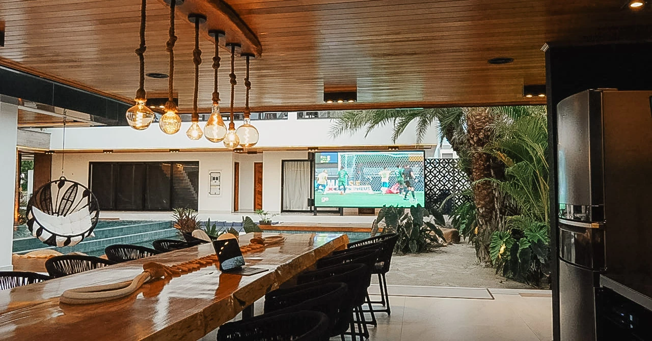 Área gourmet com tela e integração audiovisual